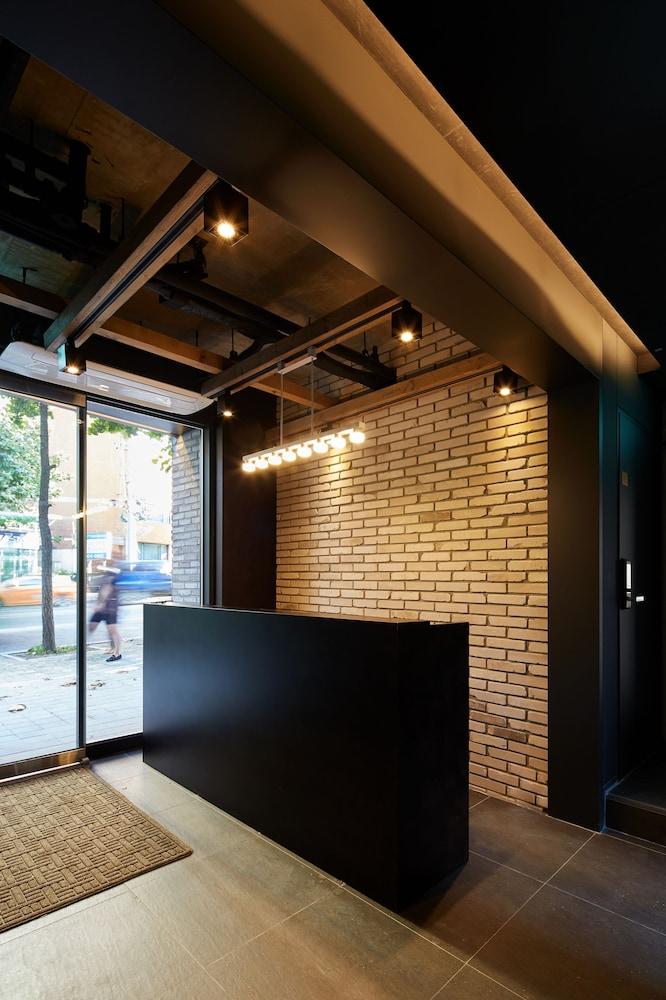 Cleo Hongdae Hotel