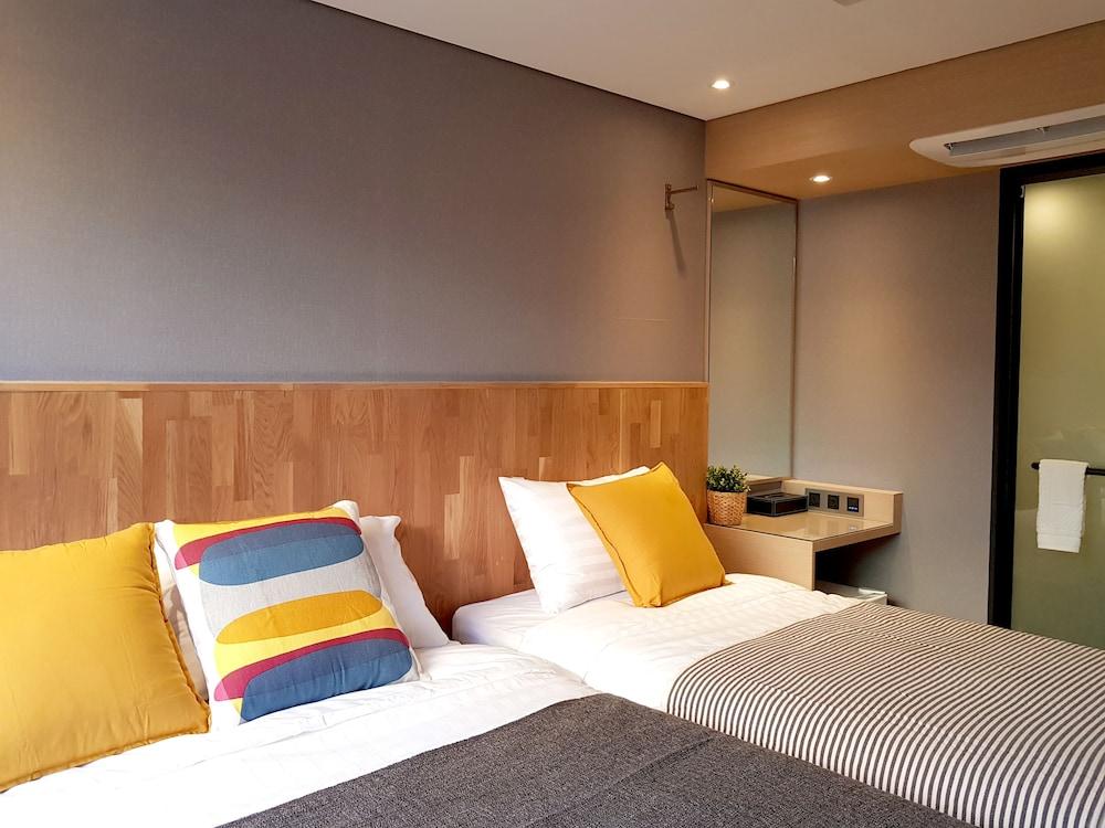 Cleo Hongdae 2*